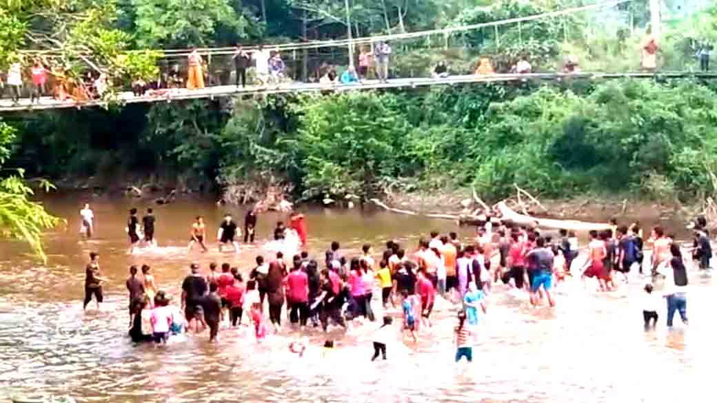 Asik Menyaksikan Tangkap Bebek, Jembatan Gantung Di Desa Mentukak Ambruk Karena Banyak Warga Di Atasnya_1