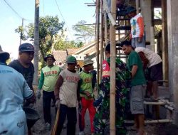 Babinsa Koramil Randudongkal Kodim Pemalang Bantu Warga Ngecor Dak Masjid