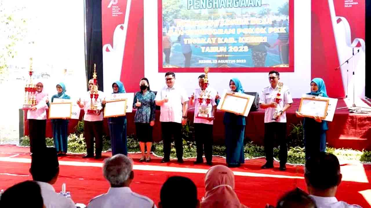 Bupati Kediri Serahkan Penghargaan Empat Desa Terbaik