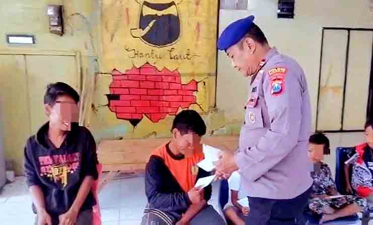 Cara Polisi di Bangkalan Beri Perhatian Terhadap Anak Jalanan Dalam Jum'at Curhat dan Berkah_1