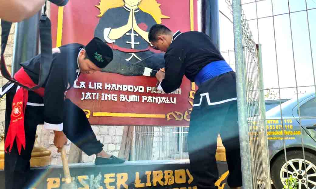 Dua Tugu Silat Mulai Ditertibkan Dengan Sukarela, Kapolres Kediri Kota Beri Apresiasi 1