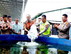 Dukung Ketahanan Pangan, Kapolresta Sidoarjo Tebar 5.000 Benih Ikan Lele