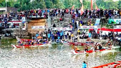 Festival Dayung Perahu Tradisional di Kali Bengawan Mati Lamongan Berlangsung Meriah