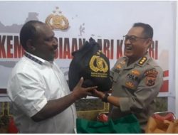 Kapolri Salurkan 264,7 Ton Beras dan 1.500 Sembako untuk Warga Papua yang Terdampak Kekeringan