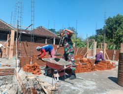 Wujud Manunggal Dengan Rakyat, Babinsa Koramil Gandusari Bantu Atasi Kesulitan Warga Binaannya