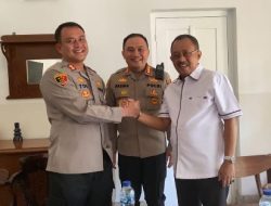 Akhiri Kesalahpahaman Kabag Ops Polrestabes Surabaya dan Wawali Armudji Saling Berjabat Tangan