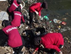 Peduli Lingkungan, Polwan Polres Gresik Bersihkan Sampah di Pantai Pekelingan