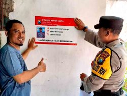 Inovasi Polres Kediri Kota Pasang Stiker Indentitas Polisi RW di Rumah Ketua RW