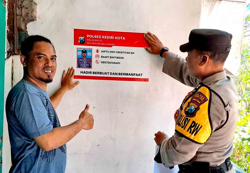 Inovasi Polres Kediri Kota Pasang Stiker Indentitas Polisi RW di Rumah Ketua RW_1