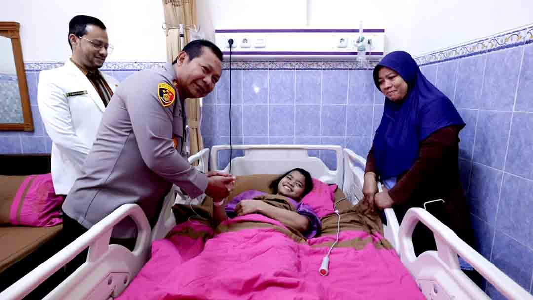 Jelang Operasi, Kapolda Jatim Beri Semangat Cyntya Gadis Viral Penjual Peyek di Surabaya