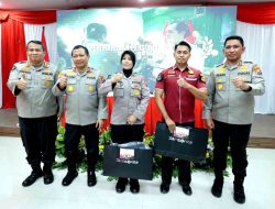 Kapolda Jatim Beri Penghargaan Dua Anggota Polres Bangkalan