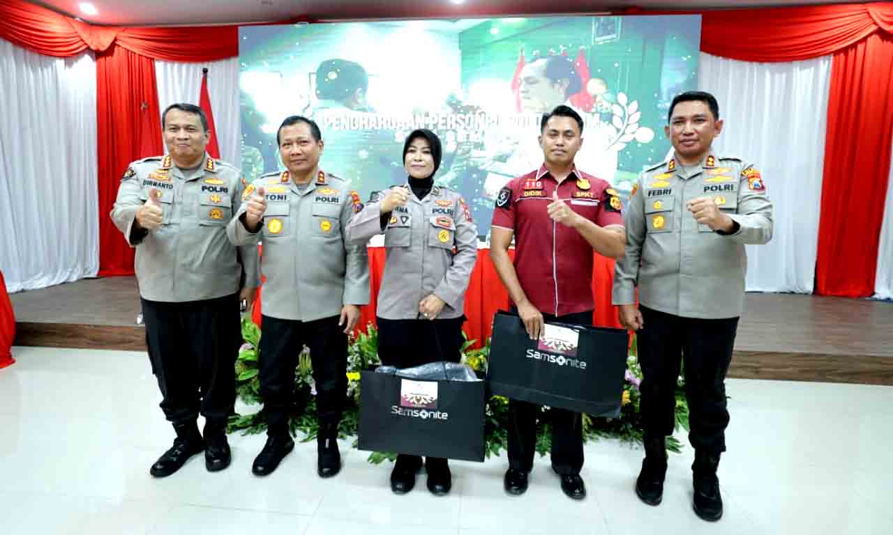 Kapolda Jatim Beri Penghargaan Dua Anggota Polres Bangkalan_2
