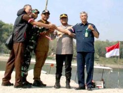 Kapolres Ngawi Bersama Forkopimda Sebrangi Waduk Kibarkan Merah Putih