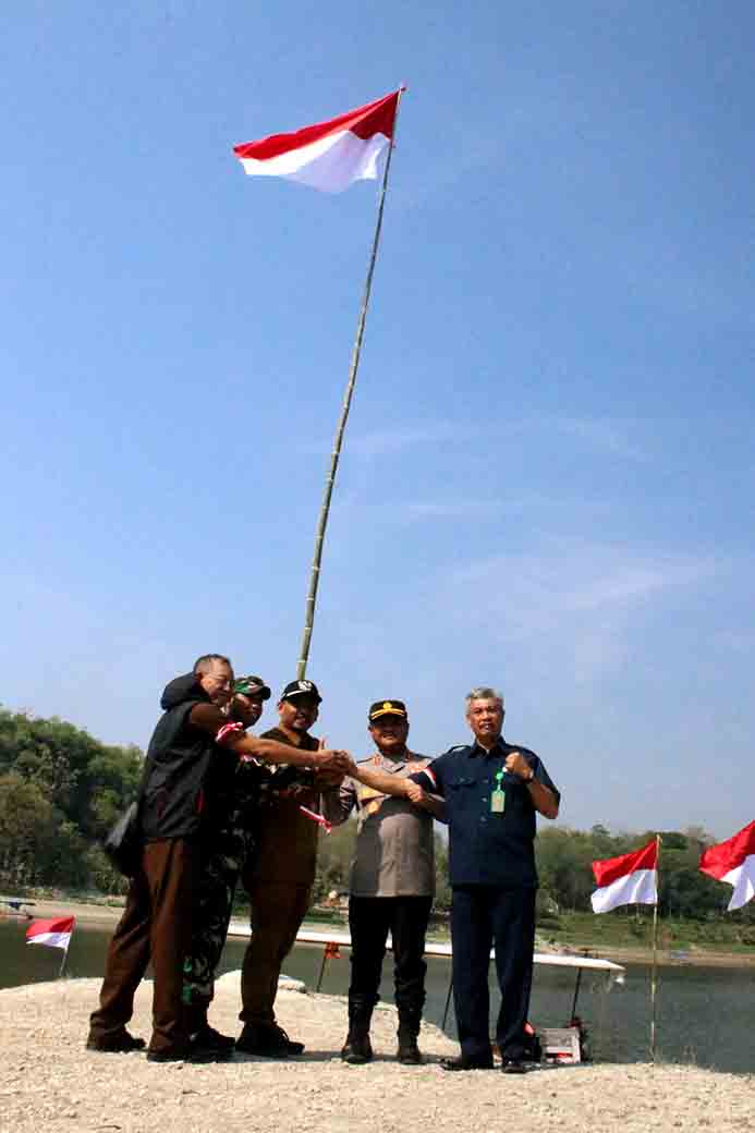 Kapolres Ngawi Bersama Forkopimda Sebrangi Waduk Kibarkan Merah Putih_2