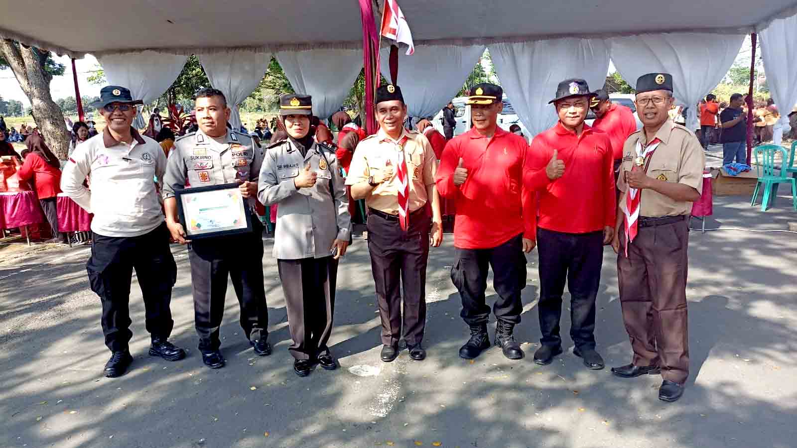 Kapolsek Mojoroto Kompol Mukhlason Terima Penghargaan dari Ketua Kwartir Ranting Mojoroto Kota Kediri_1