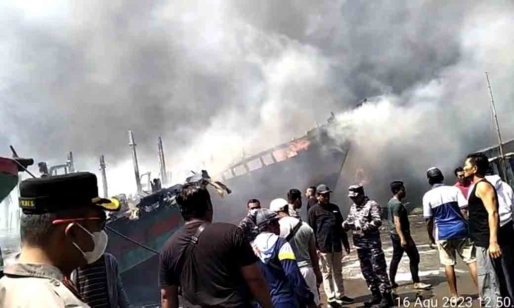 Kebakaran Hebat menimpa Kapal-kapal Nelayan Di Pelabuhan Perikanan Pantai ( PPP ) Pelabuhan Kota Tegal_1