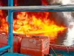 Kebakaran Hebat menimpa Kapal-kapal Nelayan Di Pelabuhan Perikanan Pantai ( PPP ) Pelabuhan Kota Tegal_2
