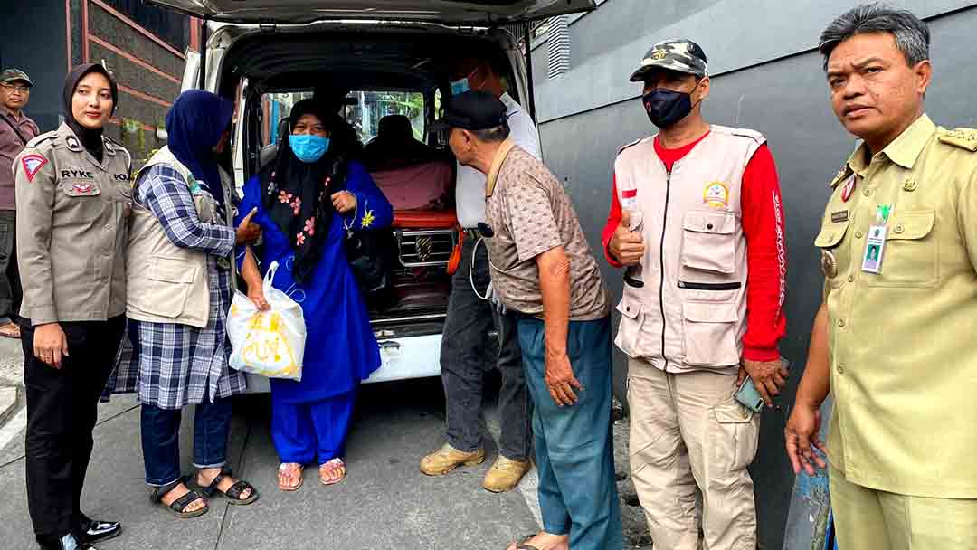 Kolaborasi Polwan Polisi RW Polresta Malang Kota Evakuasi ODGJ, Warga Samaan Beri Apresiasi