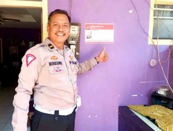 Maksimalkan Fungsi Polisi RW, Personel Polsek Mojoroto Pasang Stiker Polisi di Rumah Ketua RW dan Balai RW