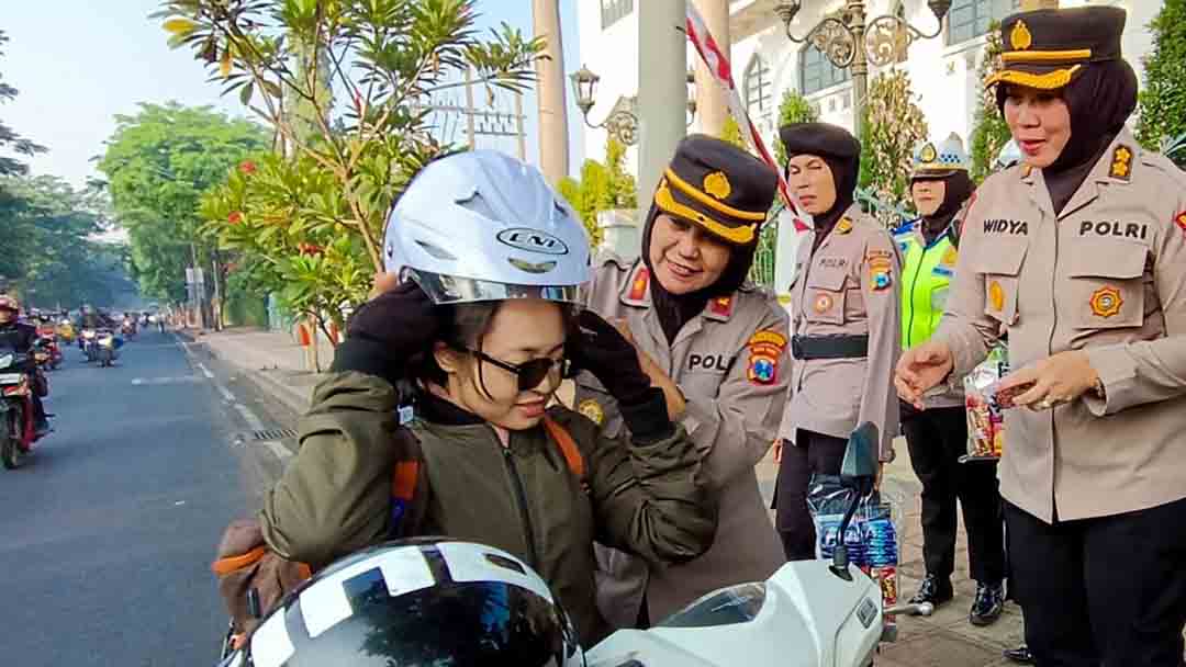 Peduli Keselamatan Lalu – lintas, Polwan Polda Jatim Gaturlalin dan Berbagi Helm Gratis_2