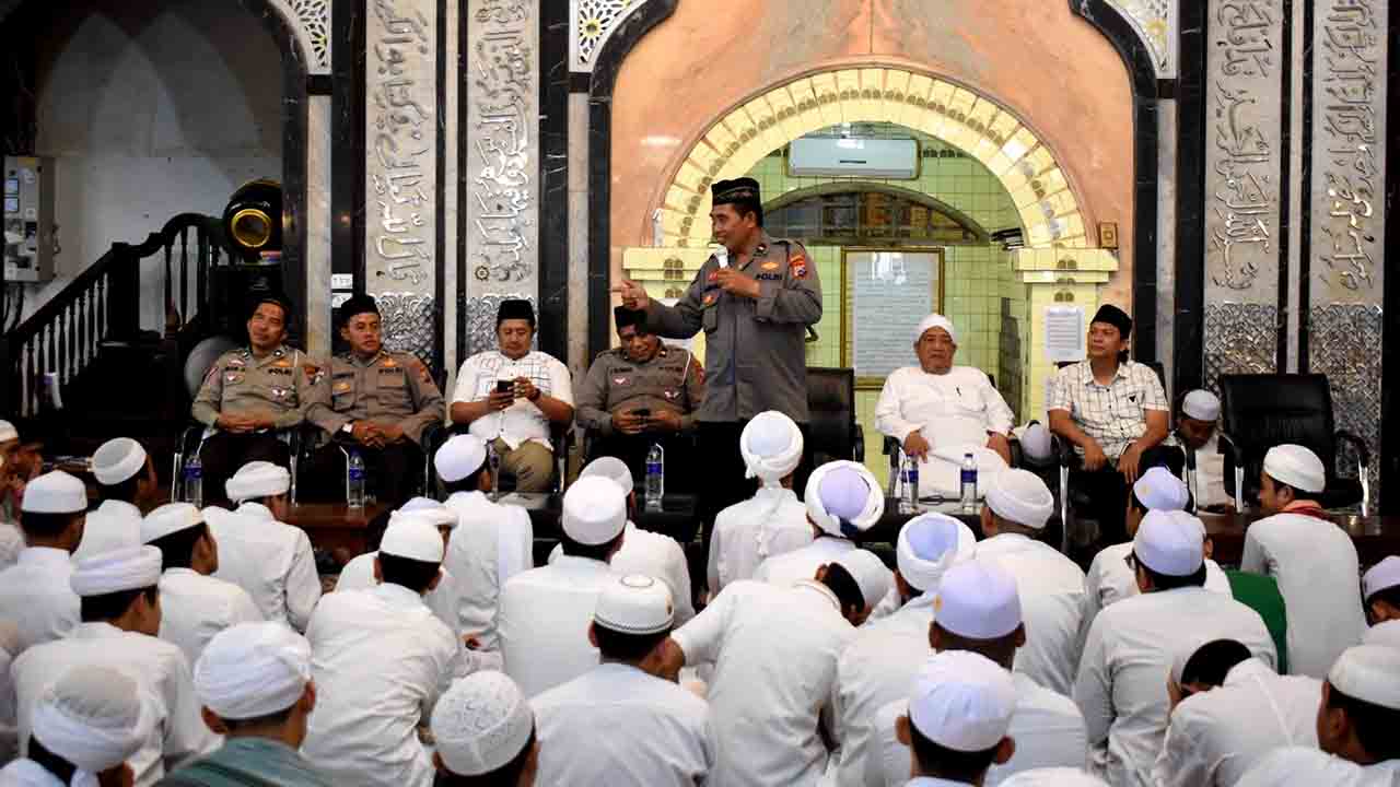Polisi Sahabat Santri Polres Pasuruan Beri Strategi Tangkal Hoax dan Bersih Dari Narkoba di Ponpes_1