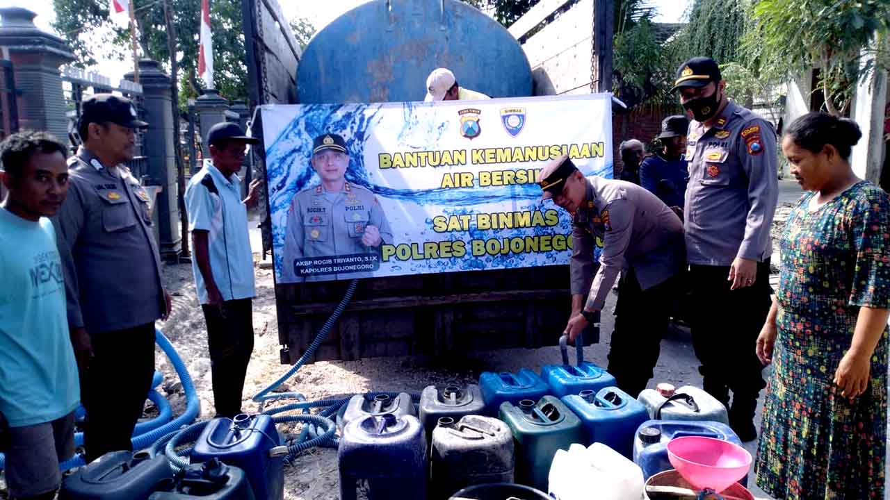Polres Bojonegoro Kembali Salurkan Bantuan Ribuan Liter Air Bersih untuk Warga