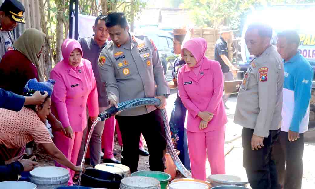 Polres Bondowoso Salurkan Bantuan Sembako dan Air Bersih Untuk Warga Tegalampel_1