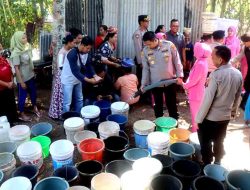 Polres Bondowoso Salurkan Bantuan Sembako dan Air Bersih Untuk Warga Tegalampel_2