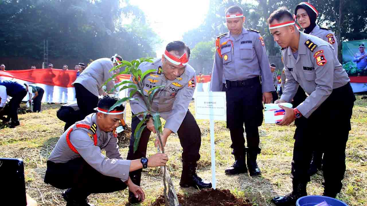 Polres Kediri Kota Tanam Ribuan Berbagai Jenis Pohon Wujudkan Polri Lestarikan Negeri_1