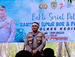 Polres Kediri memberikan bantuan berupa sumur bor dan pompa air di Dusun Tawangsari Desa Gempolan Kecamatan Gurah