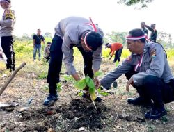 Polres Nganjuk Tanam Ribuan Berbagai Jenis Pohon Wujudkan Polri Lestarikan Negeri