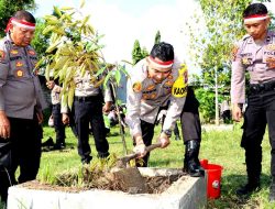 Polri Lestarikan Negeri, Polres Tulungagung Tanam Pohon Buah – buahan Secara Serentak