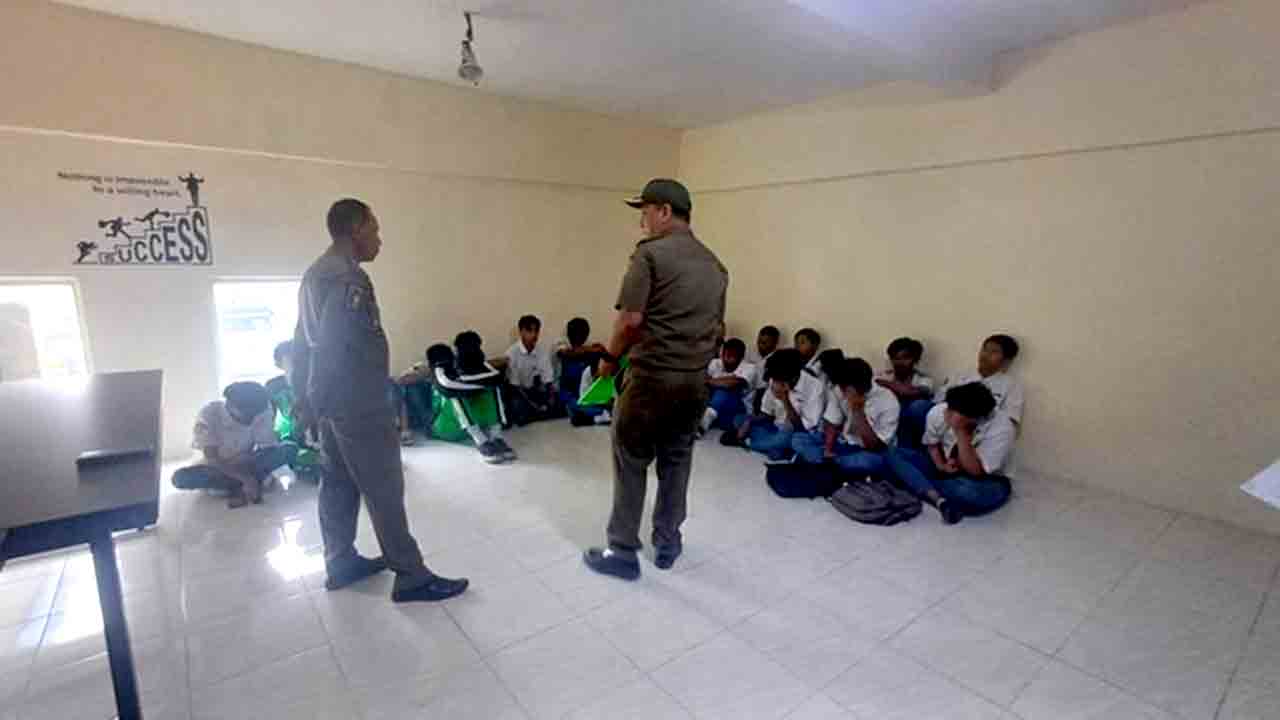 Razia Kasih Sayang Satpol PP Lamongan Menjaring 23 Pelajar Bolos di Warkop