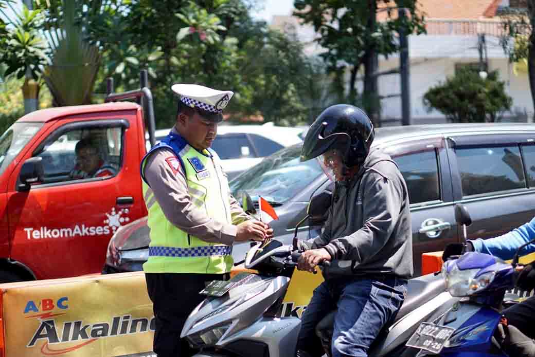 Sambut Hut Ri Ke 78 Polrestabes Surabaya Berbagi Bendera Merah Putih Ke Pengguna Jalan 1