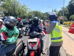 Sambut HUT RI ke-78 Polrestabes Surabaya Berbagi Bendera Merah Putih ke Pengguna Jalan_2