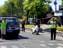 Satlantas Polres Ngawi Hentikan Sejenak Semua Pengendara dari Berbagi Jurusan, Ini Alasannya