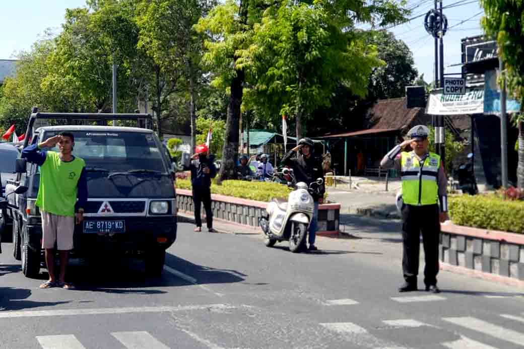 Satlantas Polres Ngawi Hentikan Sejenak Semua Pengendara dari Berbagi Jurusan, Ini Alasannya_1
