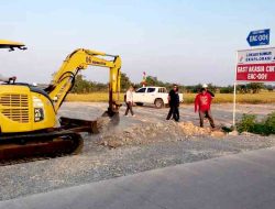 Satpol PP Turunkan Alat Berat Tutup Akses Proyek Pertamina Yang Membandel