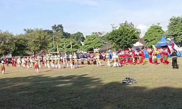 Siswa-siwi SMPN 2 Kandat menampilkan tari kolosal pada perangatan HUT RI ke-78 Kecamatan Kandat