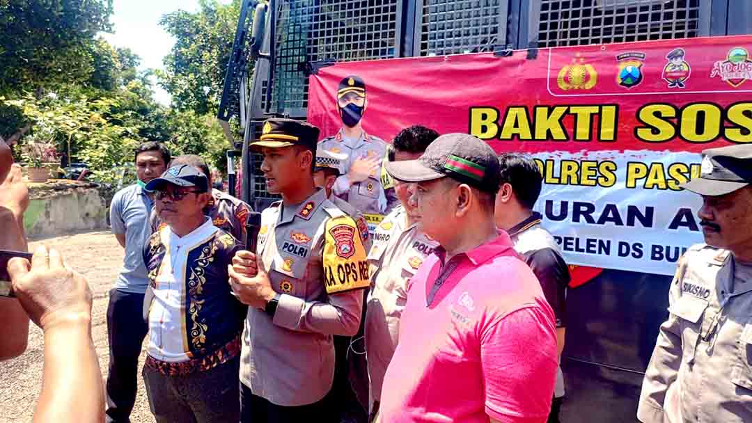 Tangani Dampak Elnino Polisi Beri Bantuan Puluhan Ribu Liter Air Bersih Untuk Warga Pasuruan