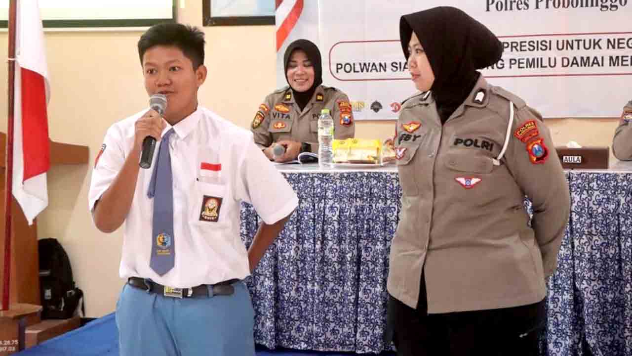 Tangkal Berita Hoax Srikandi Hebat' Polres Probolinggo Datangi Sekolah di Probolinggo_1