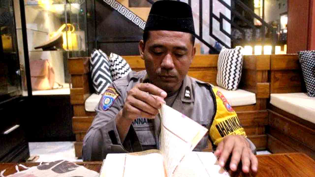 Aiptu Syaiful Anam, BKTM Polres Kediri Kota Yang Tetap Pakai Seragam Saat Jadi Guru Ngaji