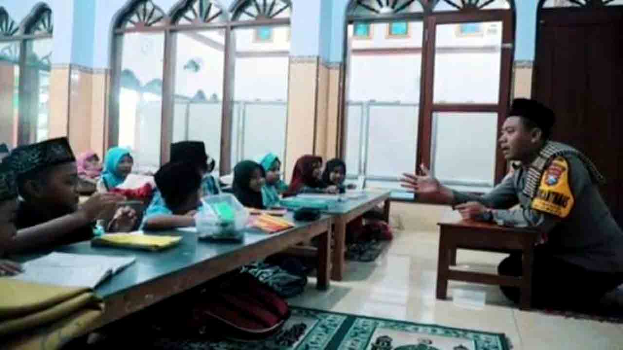 Aiptu Syaiful Anam, BKTM Polres Kediri Kota Yang Tetap Pakai Seragam Saat Jadi Guru Ngaji_2