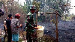 Gerak Cepat Babinsa Bersama Warga Padamkan Kebakaran Ilalang di Pekarangan_1