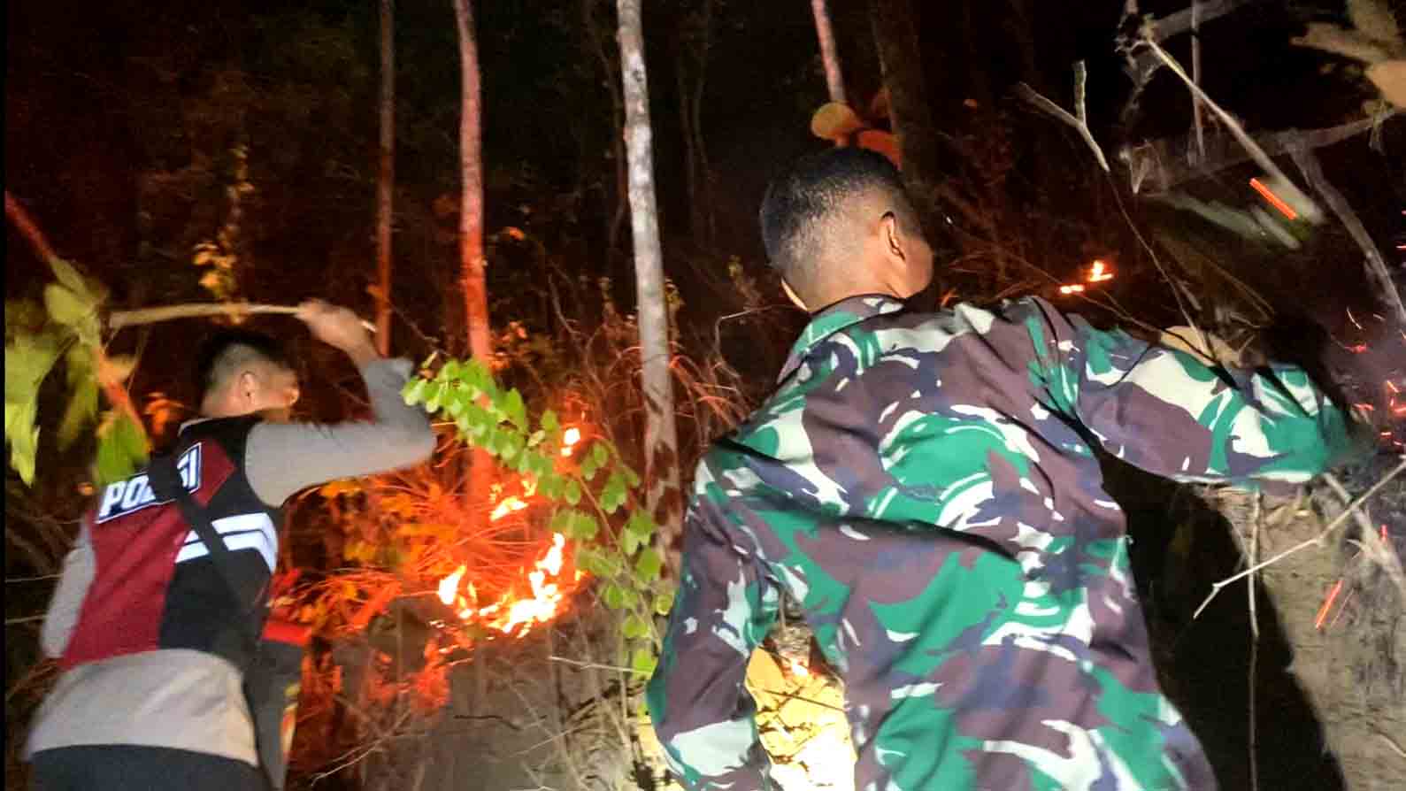 Gercep, polisi bersama tni dan relawan padamkan kebakaran lahan di karangsuko trenggalek