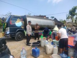 Polisi Kembali Salurkan Bantuan Air Bersih Untuk 400 KK di Ngawi