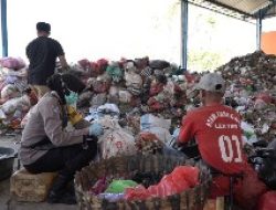 Anggota Polwan Polres Ponorogo Bersama Warga Ubah Sampah Jadi Produk Ekonomis