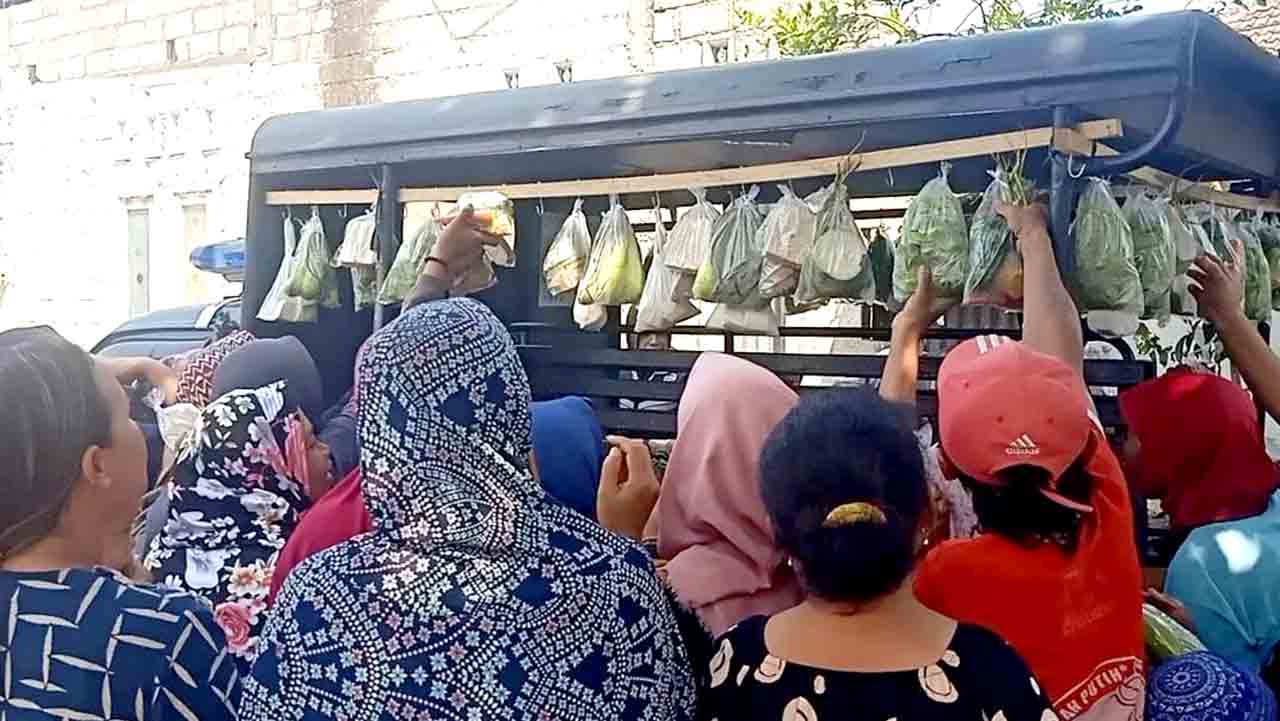 Jum’at Berkah, Polsek Wates Bagikan Sayur Gratis Untuk Masyarakat 1