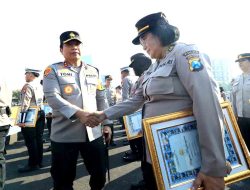 Kapolda Jatim Berikan 161 Penghargaan Untuk Personel Polri dan PNS Polda Jatim