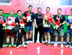 Kapolda Jatim Serahkan Piala dan Medali Kepada Juara Badminton Kapolda Cup 2023